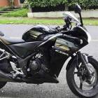 Se vende motocicleta CBR 250R Honda